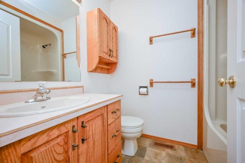 902 Birch Street, Beaverlodge, AB - Indoor Photo Showing Bathroom