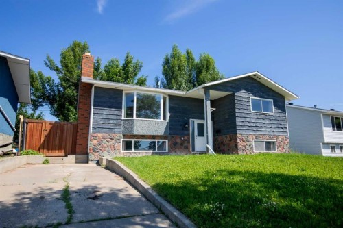 9224 107 Avenue  Grande Prairie, AB T8V 3W8