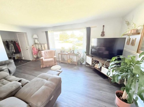9517 89 Avenue, Peace River, AB - Indoor Photo Showing Living Room