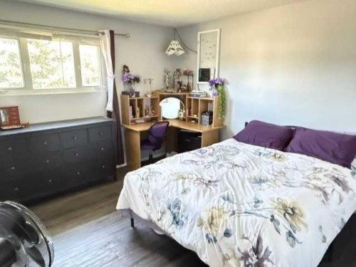 9517 89 Avenue, Peace River, AB - Indoor Photo Showing Bedroom