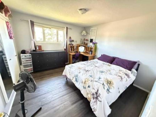 9517 89 Avenue, Peace River, AB - Indoor Photo Showing Bedroom