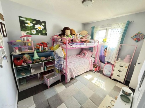 9517 89 Avenue, Peace River, AB - Indoor Photo Showing Bedroom