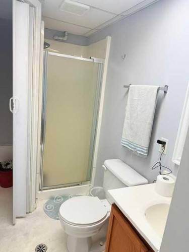 9517 89 Avenue, Peace River, AB - Indoor Photo Showing Bathroom