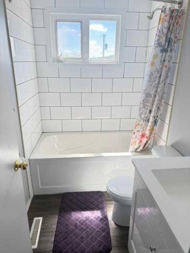 9517 89 Avenue, Peace River, AB - Indoor Photo Showing Bathroom