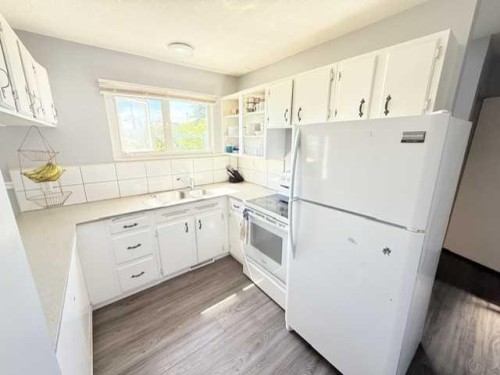 9517 89 Avenue, Peace River, AB - Indoor Photo Showing Kitchen