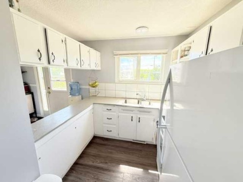 9517 89 Avenue, Peace River, AB - Indoor Photo Showing Kitchen