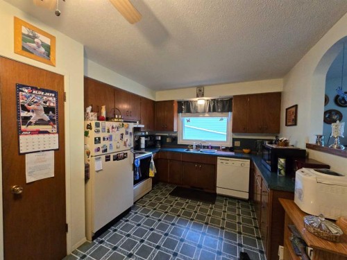 4610 52 Avenue, Grimshaw, AB - Indoor Photo Showing Kitchen With Double Sink