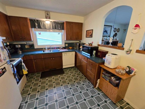 4610 52 Avenue, Grimshaw, AB - Indoor Photo Showing Kitchen