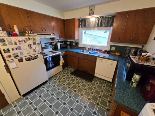4610 52 Avenue, Grimshaw, AB - Indoor Photo Showing Kitchen With Double Sink