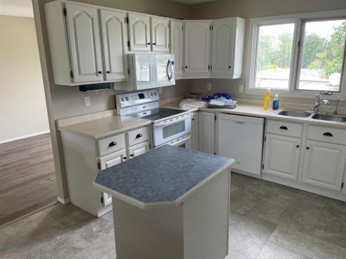 11314 113 Avenue, Fairview, AB - Indoor Photo Showing Kitchen With Double Sink