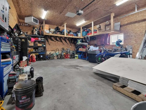9704 94 Avenue, Wembley, AB - Indoor Photo Showing Garage