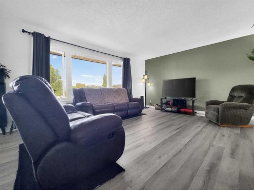 9704 94 Avenue, Wembley, AB - Indoor Photo Showing Living Room
