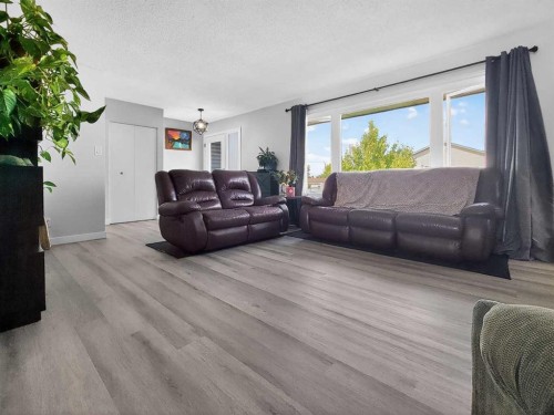 9704 94 Avenue, Wembley, AB - Indoor Photo Showing Living Room