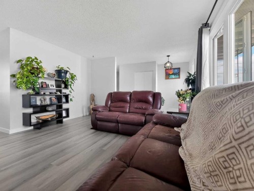 9704 94 Avenue, Wembley, AB - Indoor Photo Showing Living Room