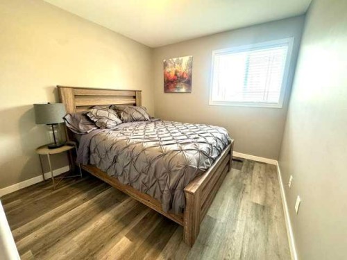 140 Pinnacle Boulevard, Grande Prairie, AB - Indoor Photo Showing Bedroom