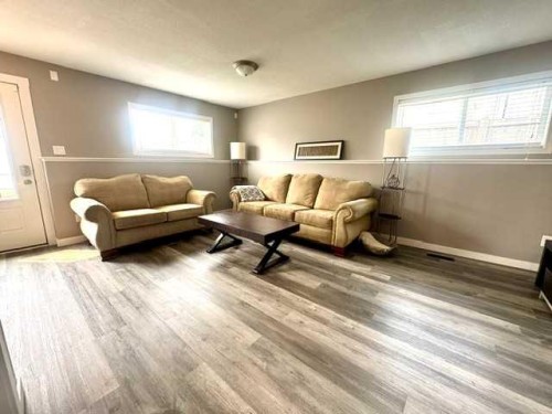 140 Pinnacle Boulevard, Grande Prairie, AB - Indoor Photo Showing Living Room