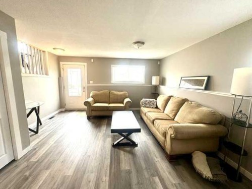 140 Pinnacle Boulevard, Grande Prairie, AB - Indoor Photo Showing Living Room