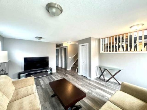 140 Pinnacle Boulevard, Grande Prairie, AB - Indoor Photo Showing Living Room