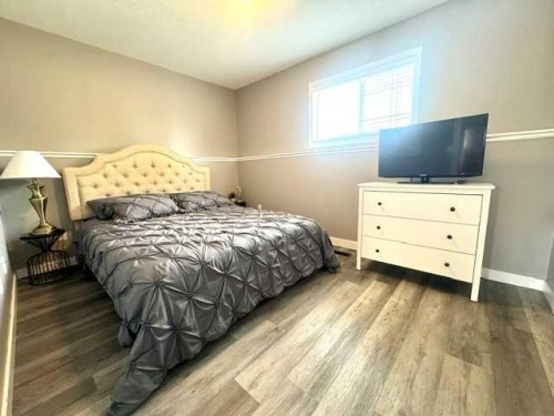 140 Pinnacle Boulevard, Grande Prairie, AB - Indoor Photo Showing Bedroom