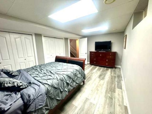 140 Pinnacle Boulevard, Grande Prairie, AB - Indoor Photo Showing Bedroom