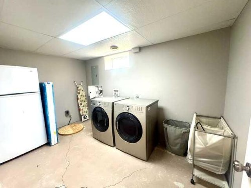 140 Pinnacle Boulevard, Grande Prairie, AB - Indoor Photo Showing Laundry Room