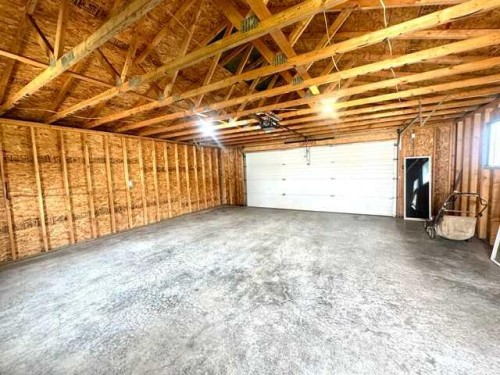 140 Pinnacle Boulevard, Grande Prairie, AB - Indoor Photo Showing Garage
