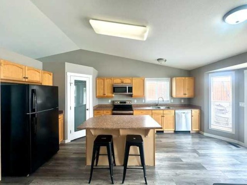 140 Pinnacle Boulevard, Grande Prairie, AB - Indoor Photo Showing Kitchen
