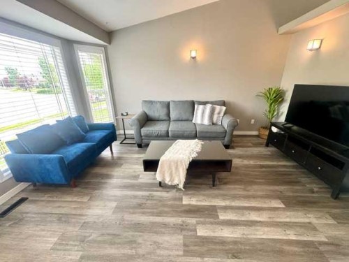 140 Pinnacle Boulevard, Grande Prairie, AB - Indoor Photo Showing Living Room