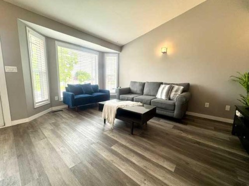 140 Pinnacle Boulevard, Grande Prairie, AB - Indoor Photo Showing Living Room