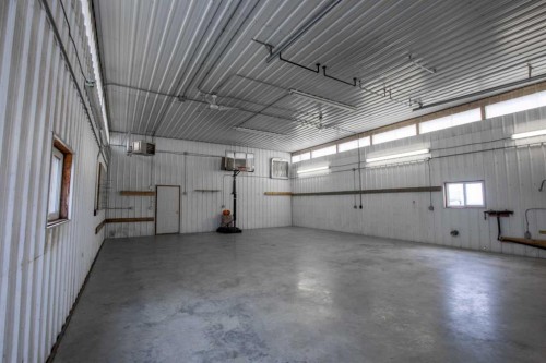 72077 Twp Rd 714A, Dimsdale, AB - Indoor Photo Showing Garage