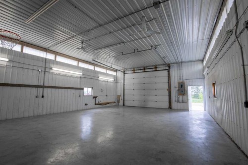 72077 Twp Rd 714A, Dimsdale, AB - Indoor Photo Showing Garage