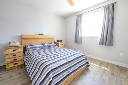 9211 95 Avenue, Wembley, AB - Indoor Photo Showing Bedroom