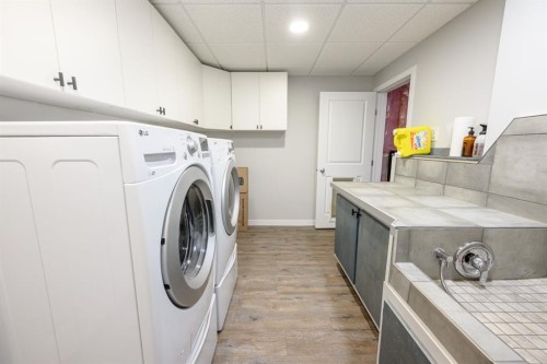 9211 95 Avenue, Wembley, AB - Indoor Photo Showing Laundry Room