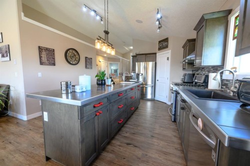 9211 95 Avenue, Wembley, AB - Indoor Photo Showing Kitchen