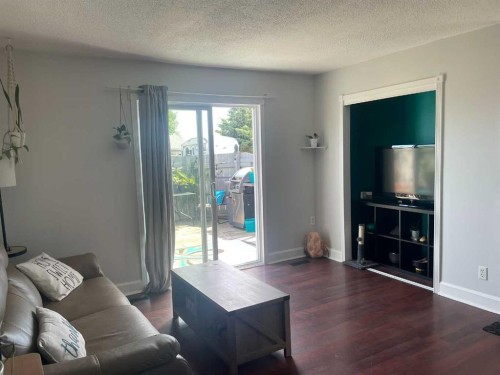 4702 48 Avenue, Grimshaw, AB - Indoor Photo Showing Living Room