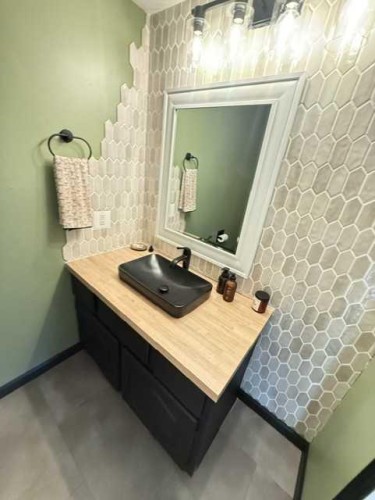 8801 101 Avenue, Peace River, AB - Indoor Photo Showing Bathroom