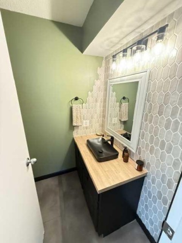 8801 101 Avenue, Peace River, AB - Indoor Photo Showing Bathroom