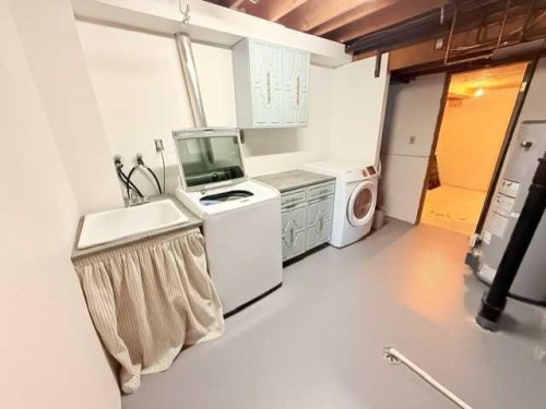 8801 101 Avenue, Peace River, AB - Indoor Photo Showing Laundry Room