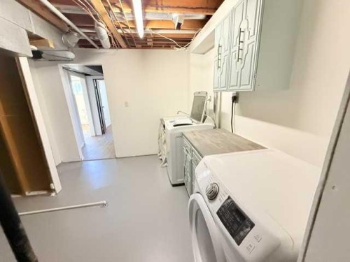 8801 101 Avenue, Peace River, AB - Indoor Photo Showing Laundry Room