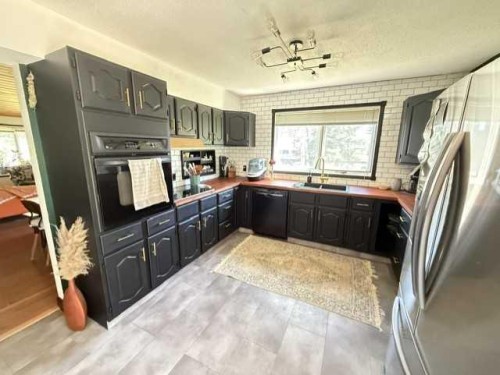 8801 101 Avenue, Peace River, AB - Indoor Photo Showing Kitchen