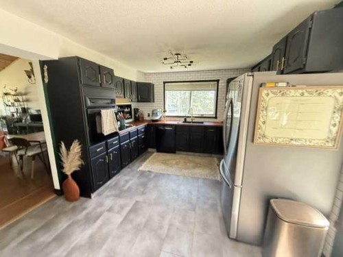 8801 101 Avenue, Peace River, AB - Indoor Photo Showing Kitchen