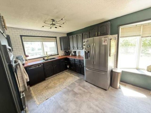 8801 101 Avenue, Peace River, AB - Indoor Photo Showing Kitchen
