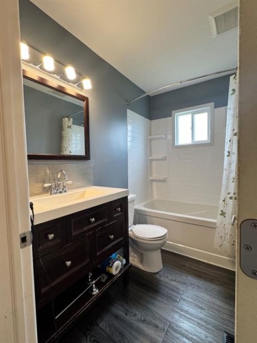 219 8 Street, Hines Creek, AB - Indoor Photo Showing Bathroom