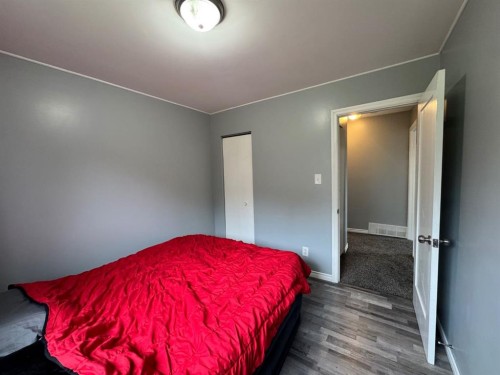 219 8 Street, Hines Creek, AB - Indoor Photo Showing Bedroom
