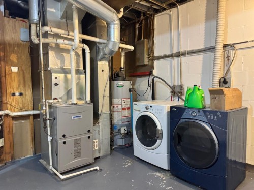 219 8 Street, Hines Creek, AB - Indoor Photo Showing Laundry Room