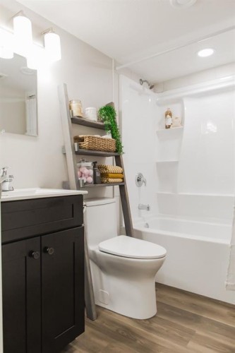 8852 96 Avenue, Grande Prairie, AB - Indoor Photo Showing Bathroom