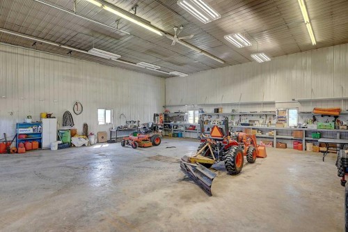 743073 Highway 2, Sexsmith, AB - Indoor Photo Showing Garage