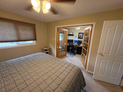 9610 79 Avenue, Peace River, AB - Indoor Photo Showing Bedroom