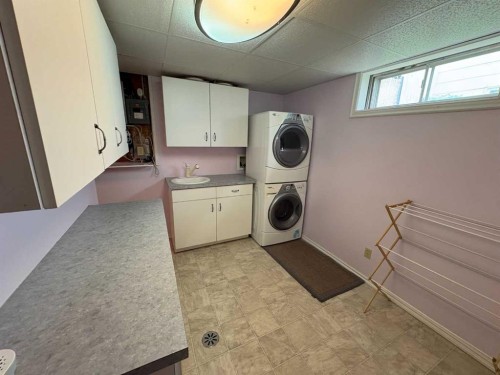 9610 79 Avenue, Peace River, AB - Indoor Photo Showing Laundry Room