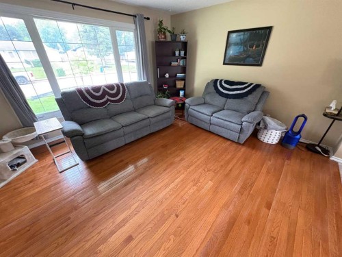 9610 79 Avenue, Peace River, AB - Indoor Photo Showing Living Room